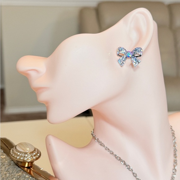 ⚜️ Sparkling Bow Earrings - Picture 3 of 10